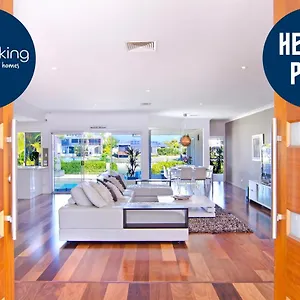 https://seaclusion-4bed-waterfront-sleeps-12.queenslandhotels.net